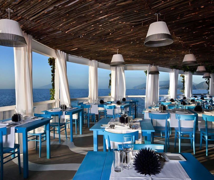 Il Riccio, Italian for sea-urchin, is a seductive word for all those who love the sea… and all the more so if you’re in Italy’s most exclusive island, gorgeous Capri.