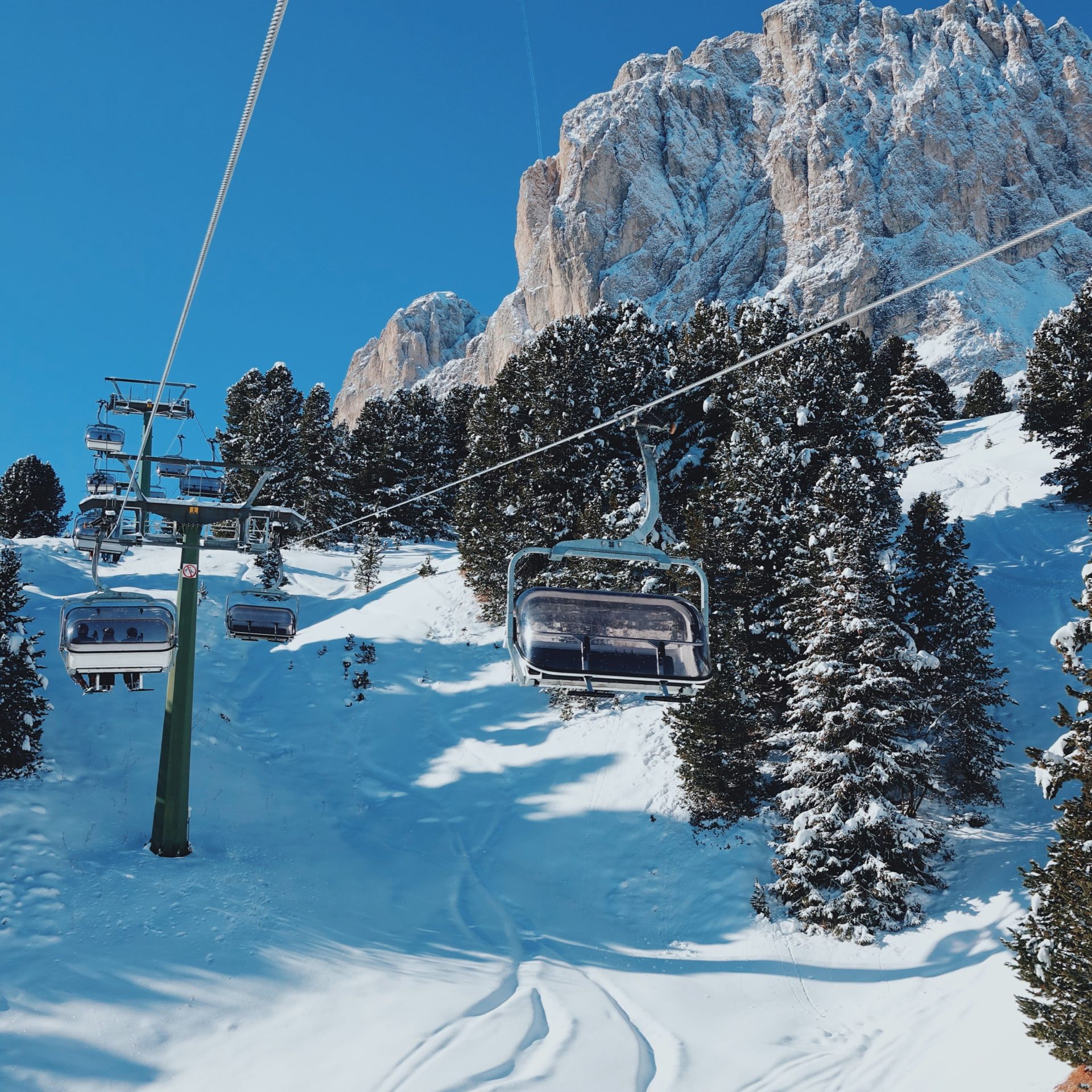 ski-lift-in-italian-dolomites-in-winter-alta-bad-2026-01-07-06-23-50-utc (1)