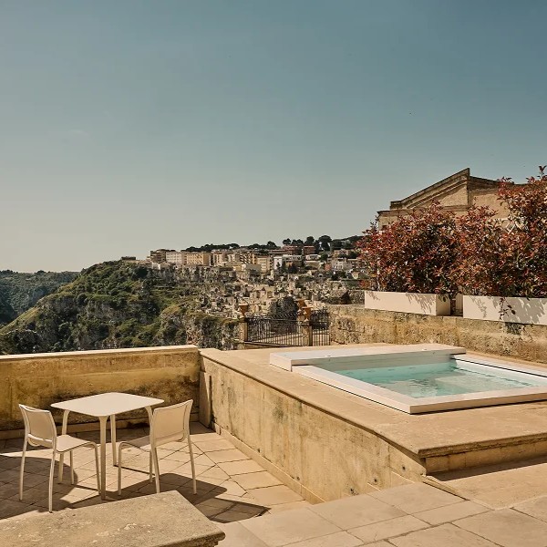 PG__desk_camere_suite_pool__766x600